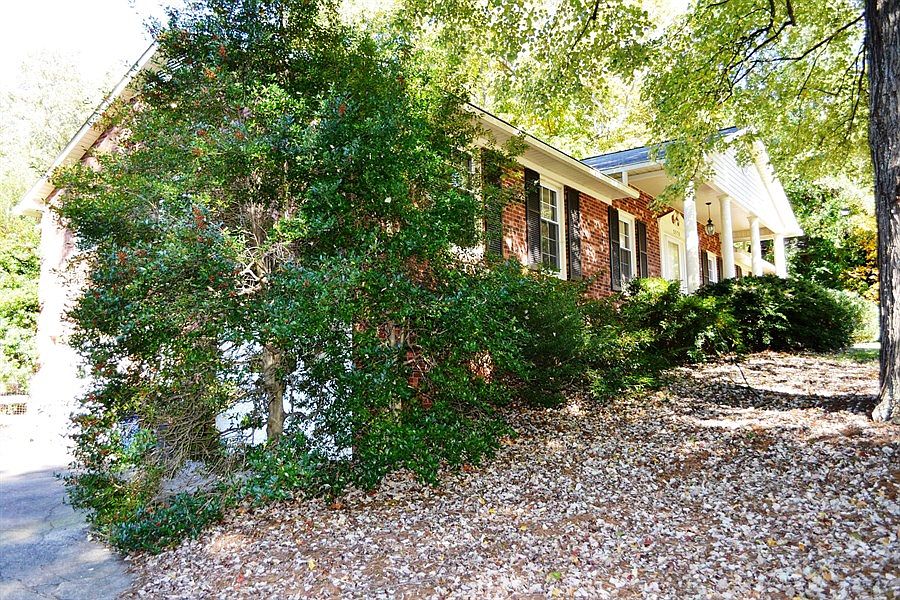 2nd image of 2575 Woodberry Dr