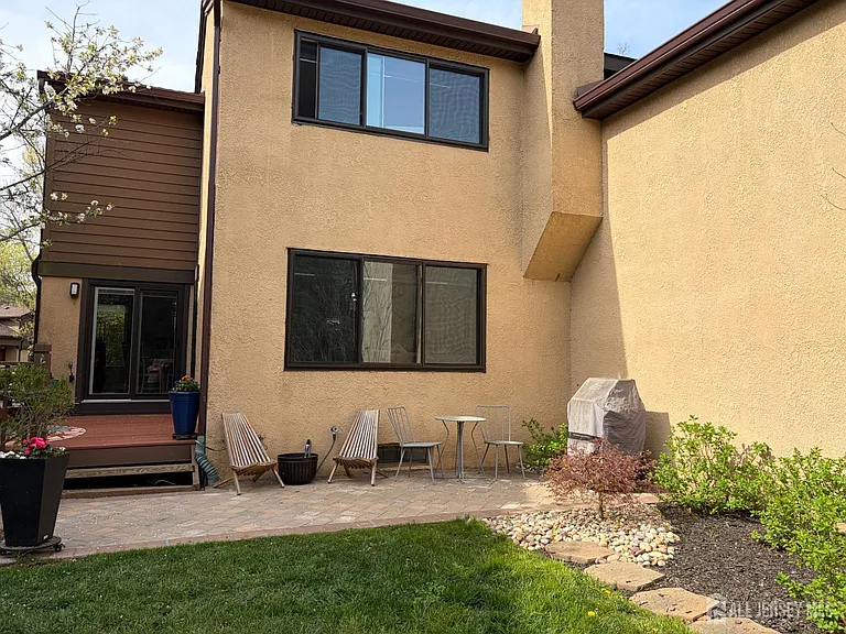 98 Sayre Dr — Photo 23