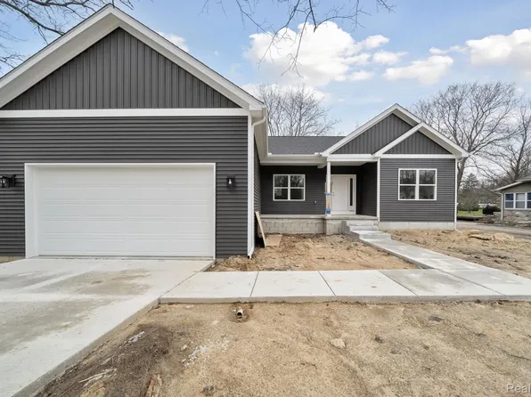 675 Crescent Lake Rd, Waterford, MI 48327