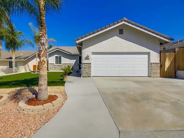 1569 Spring Creek Ln — Photo 2