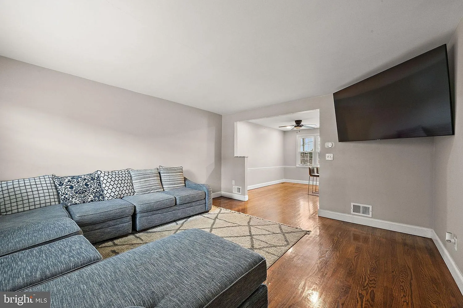 3 bed, 1075 sqft, $2,100 — Photo 3