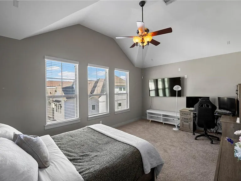 1129 Beasley Hills Ln — Photo 4