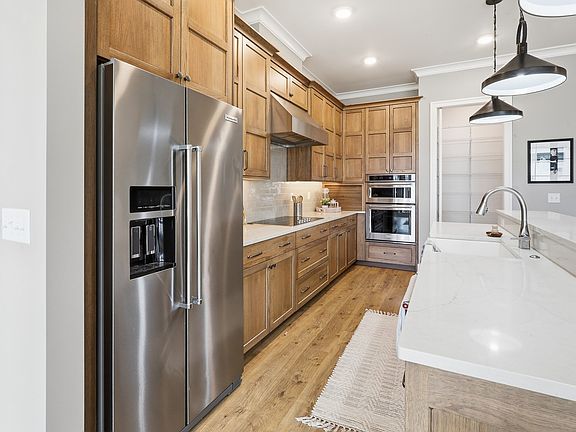 5th image of 415 Main St