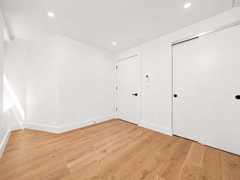 138 Noble St #G — Photo 15