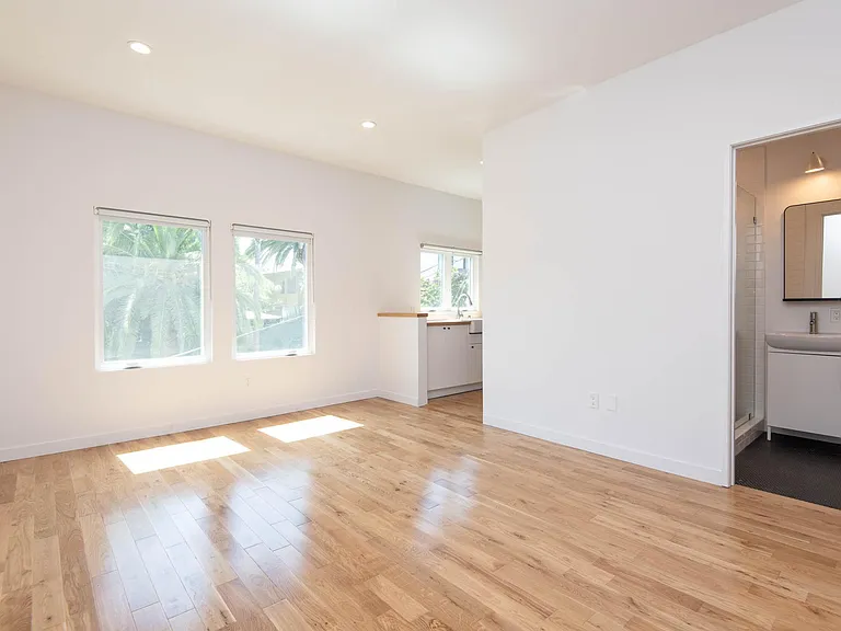 3700 W Sunset Blvd #6 — Photo 2