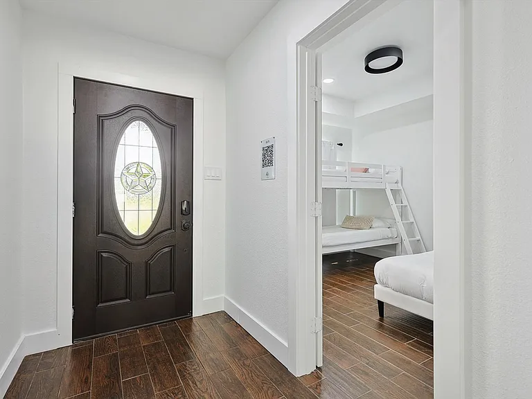 3322 Darby Ln — Photo 11