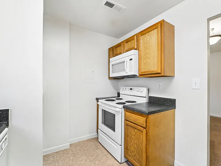 1BR, 1BA - 692SF - Kitchen