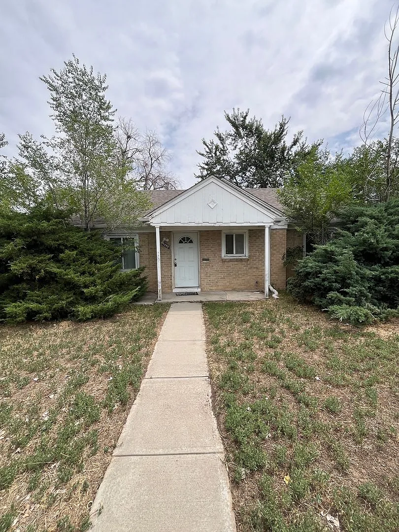 3 Bedroom 1 Bathroom Ranch in East Denver! — Photo 1