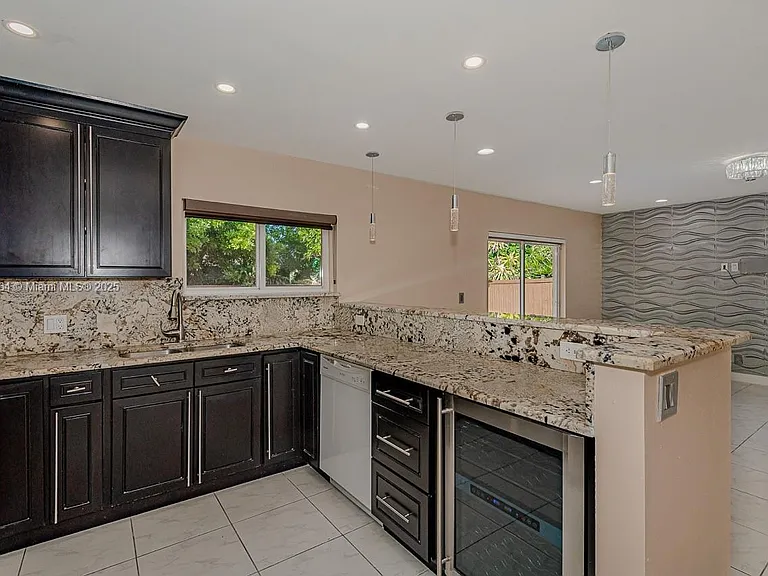 401 SW 76th Ter — Photo 10