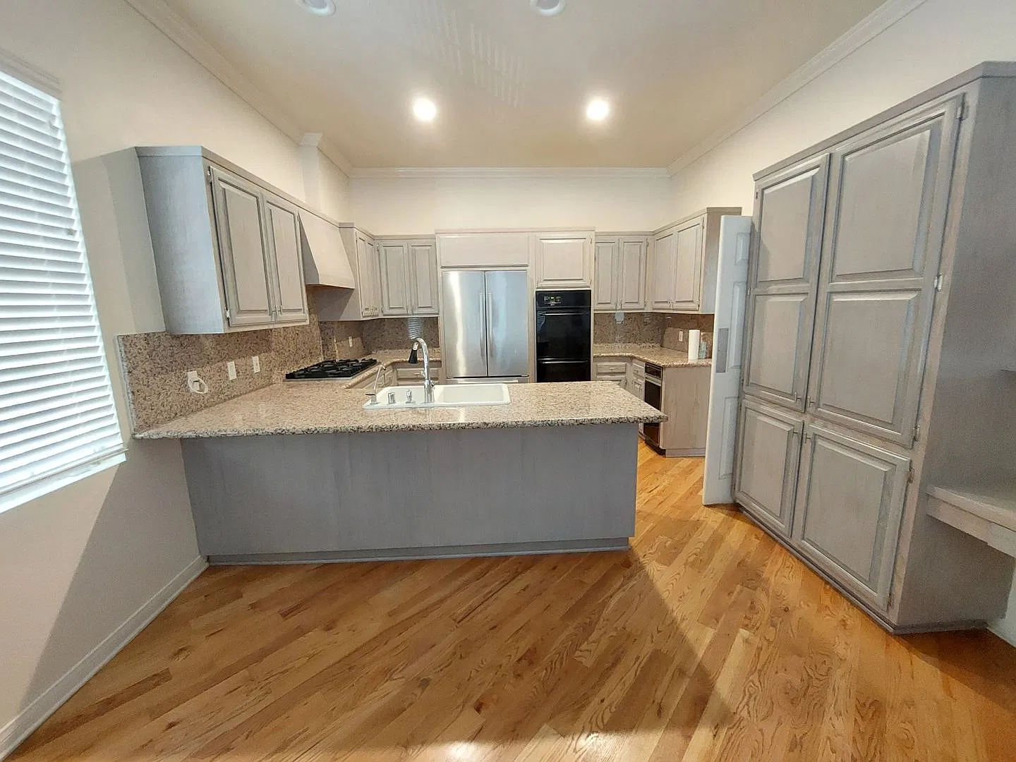 Luxurious 4 Bed / 3 Bath | Beverly Hills — Photo 4