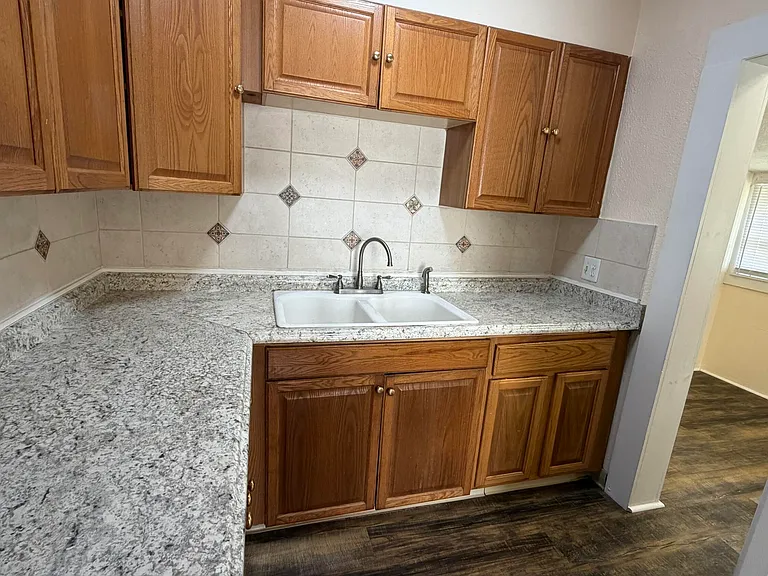 300 N James Ave — Photo 4