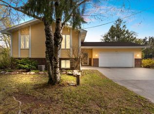 W7671 Hillwood Ct, Hortonville, WI 54944