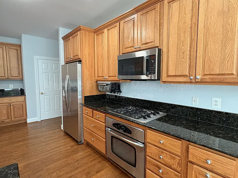 10802 Cedar Creek Dr — Photo 12