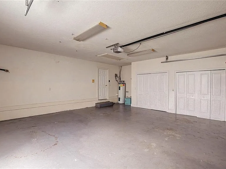2208 Hampstead Ct — Photo 46