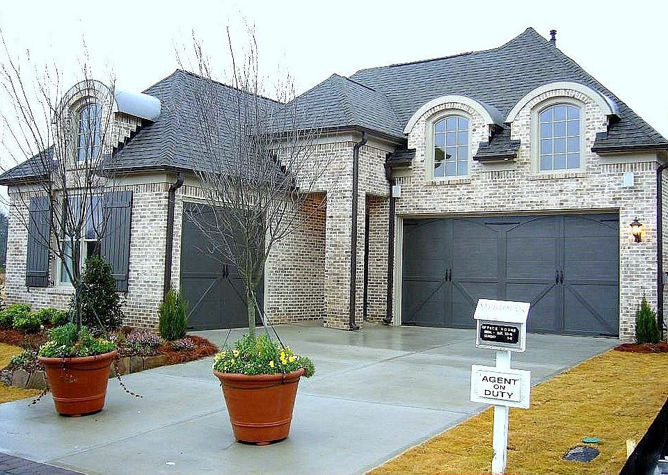 4 Sided Brick Ranch Villa with private Courtyard.