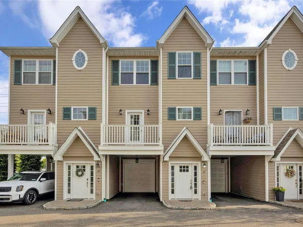 21 Hearthstone Court #21, Farmingdale, NY 11735