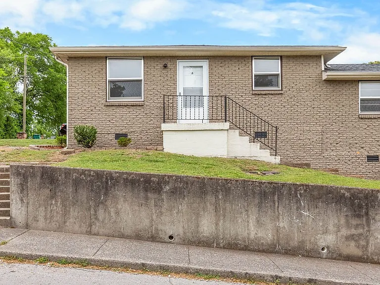 895 W Sharpe Ave #A — Photo 2