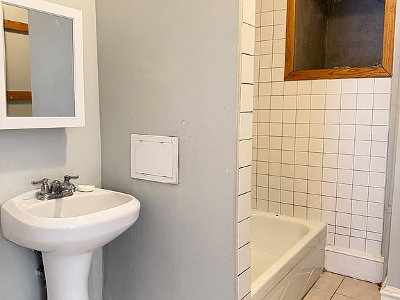 3rd image of 2715 Hennepin Ave S #2