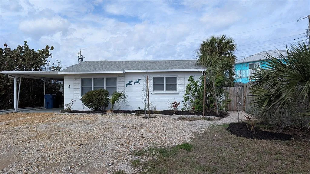 2 bed, 1.0 bath, 784 sqft, $1,600 — Photo 1