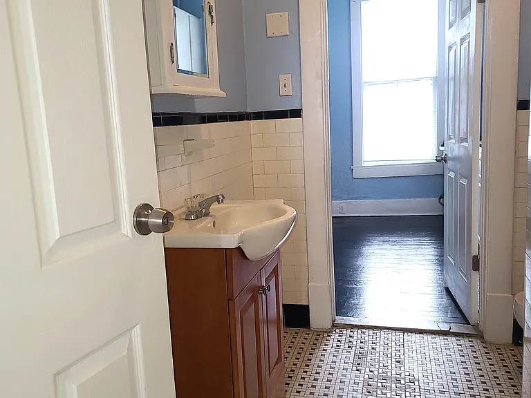 319 W 33rd St #B — Photo 17