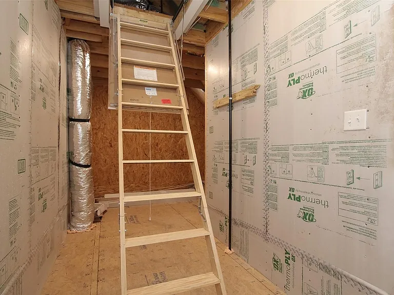 8018 Hingham Ln — Photo 35