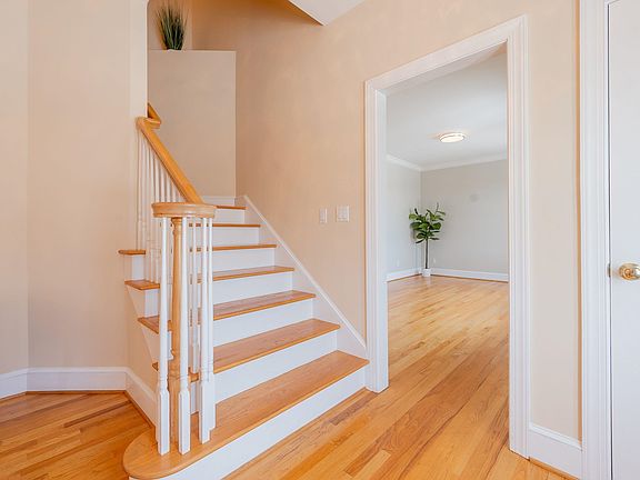 5th image of 206 Spickard St