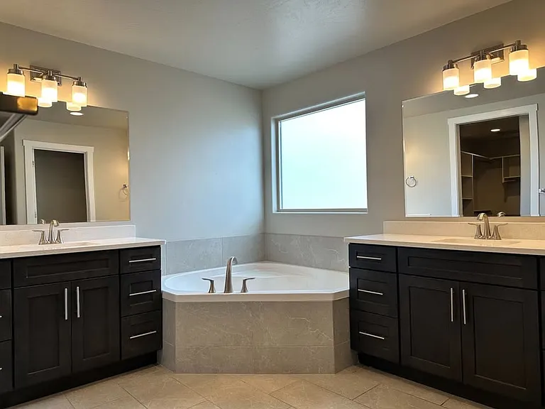 Three Bedroom Red Mountain Vista Town Home — Photo 19