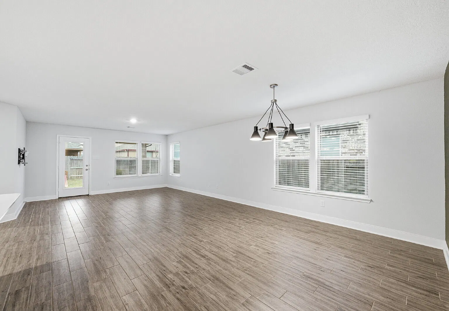 3 bed, 2.0 bath, 1652 sqft, $2,400 — Photo 3