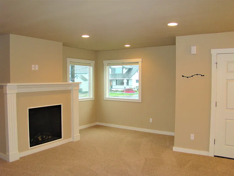 813 Niagara Ave — Photo 7