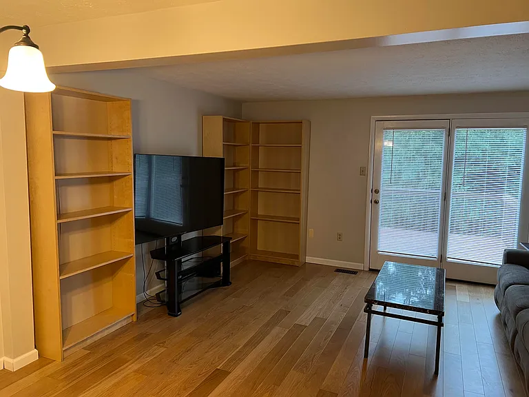 2517 Hawthorne Dr — Photo 3