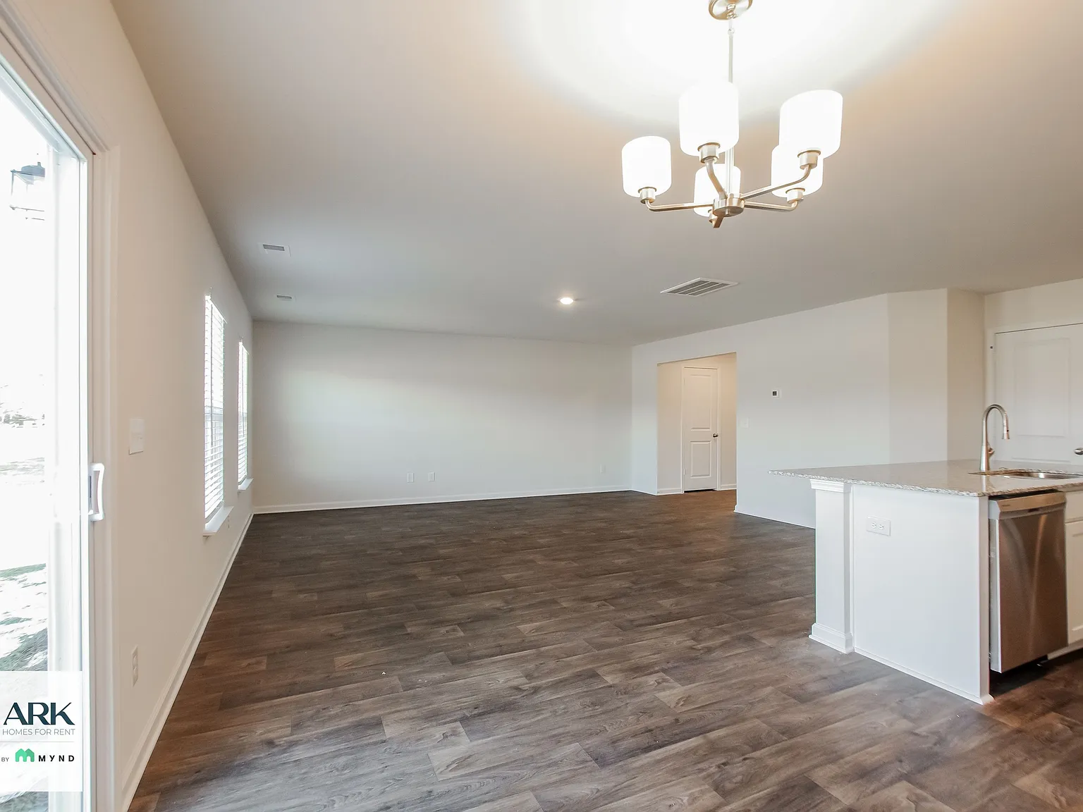 4 bed, 2.5 bath, 2075 sqft, $1,944 — Photo 4