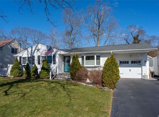 11 Carriage Ln, Center Moriches, NY 11934