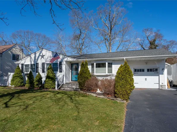 11 Carriage Lane, Center Moriches, NY 11934