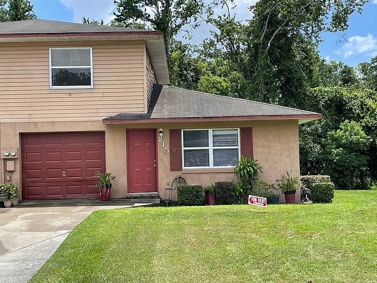 215 Mary Catherine Ct — Photo 1