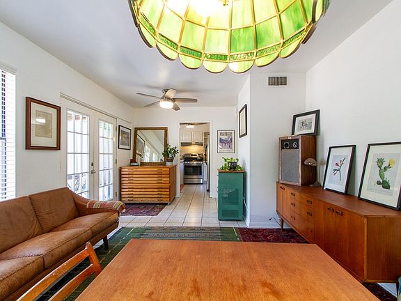 5th image of 208 Hackberry St