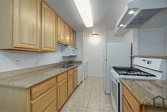 1229 Lakeview Cir — Photo 1