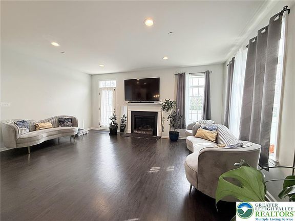 3rd image of 2121 Huntington Ln