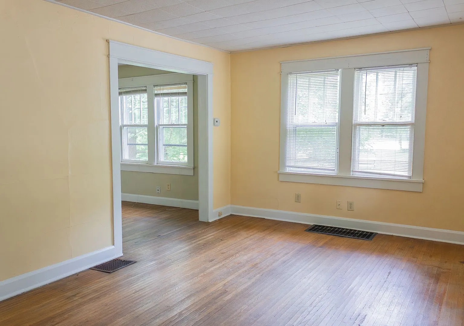 217 S Clark - Available August 2024 — Photo 3