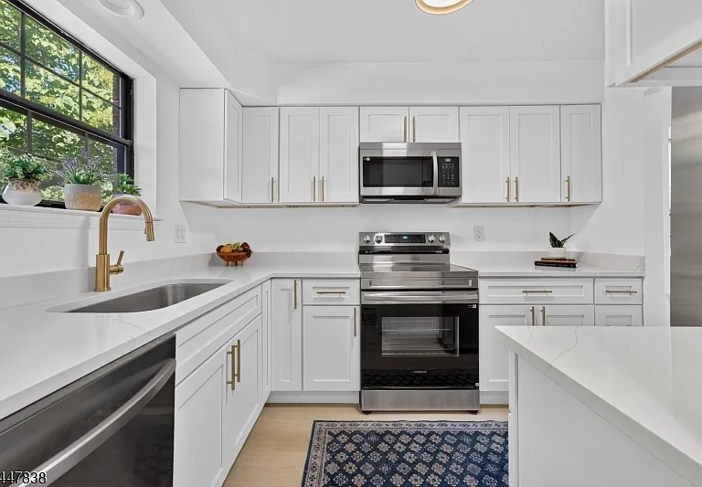10 Daniel Ct — Photo 3