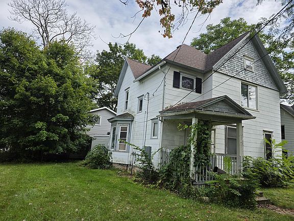 3rd image of 943 Chittock Ave