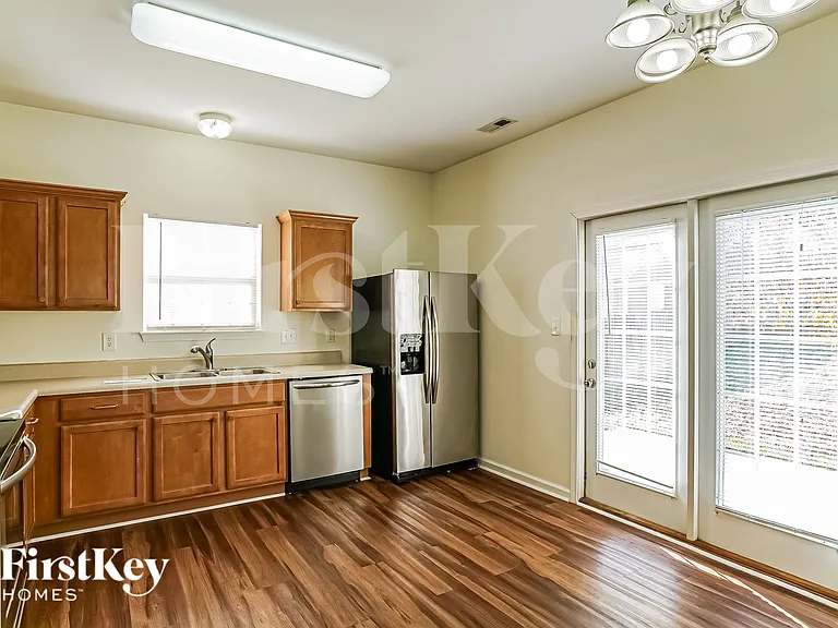 245 N Weststone Blvd — Photo 5