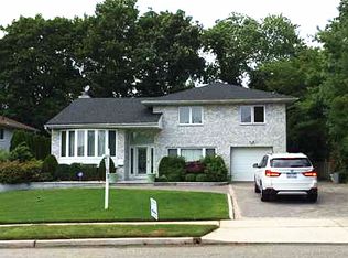 81 Robby Ln, New Hyde Park, NY 11040