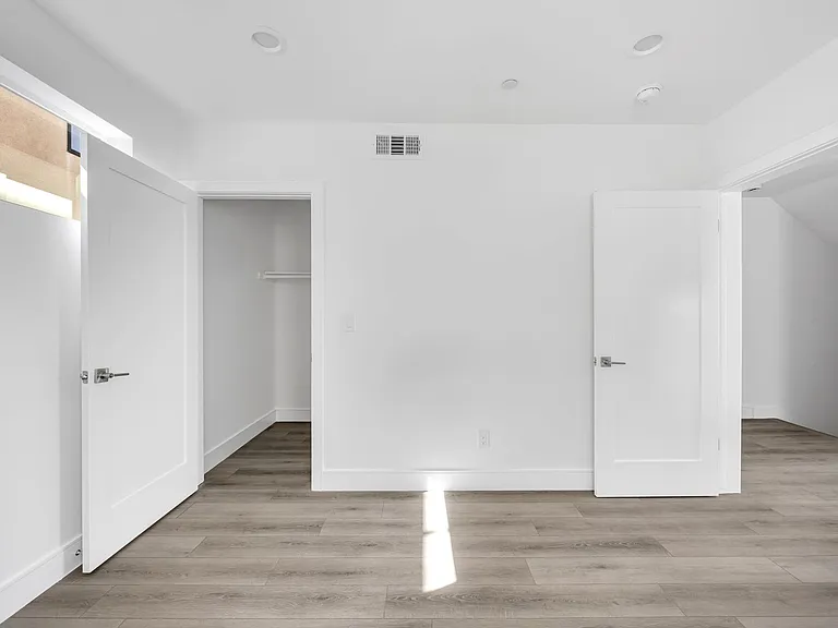 1150 W 38th St — Photo 76