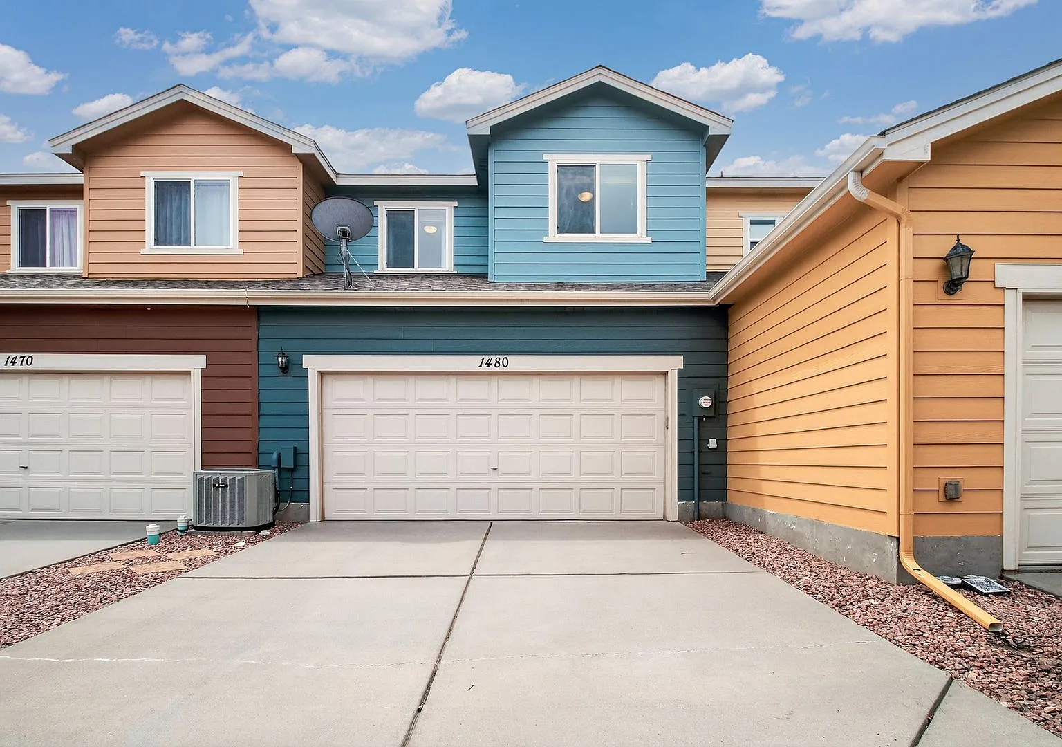 *Charming Gold Hill Mesa Townhome 2 Bed + Loft / 2.5 Bath / \$2,350 — Photo 2