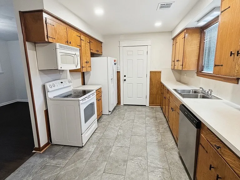 246 Maxine Dr — Photo 17