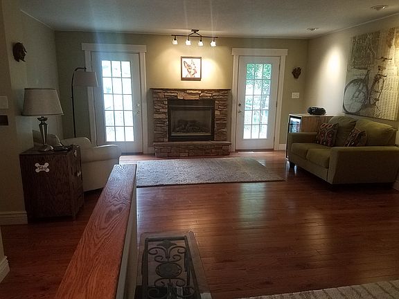 2nd image of 425 Hillcrest Dr