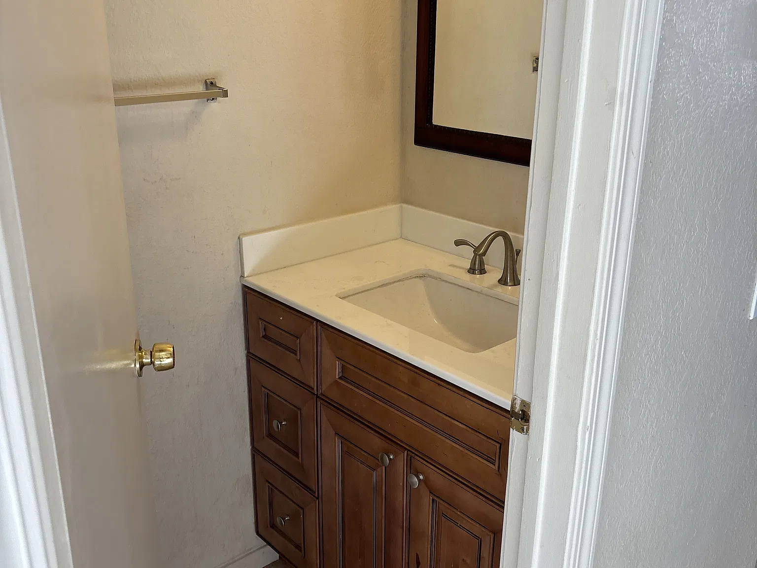 2 bed, 1.5 bath, 985 sqft, $1,684 — Photo 2
