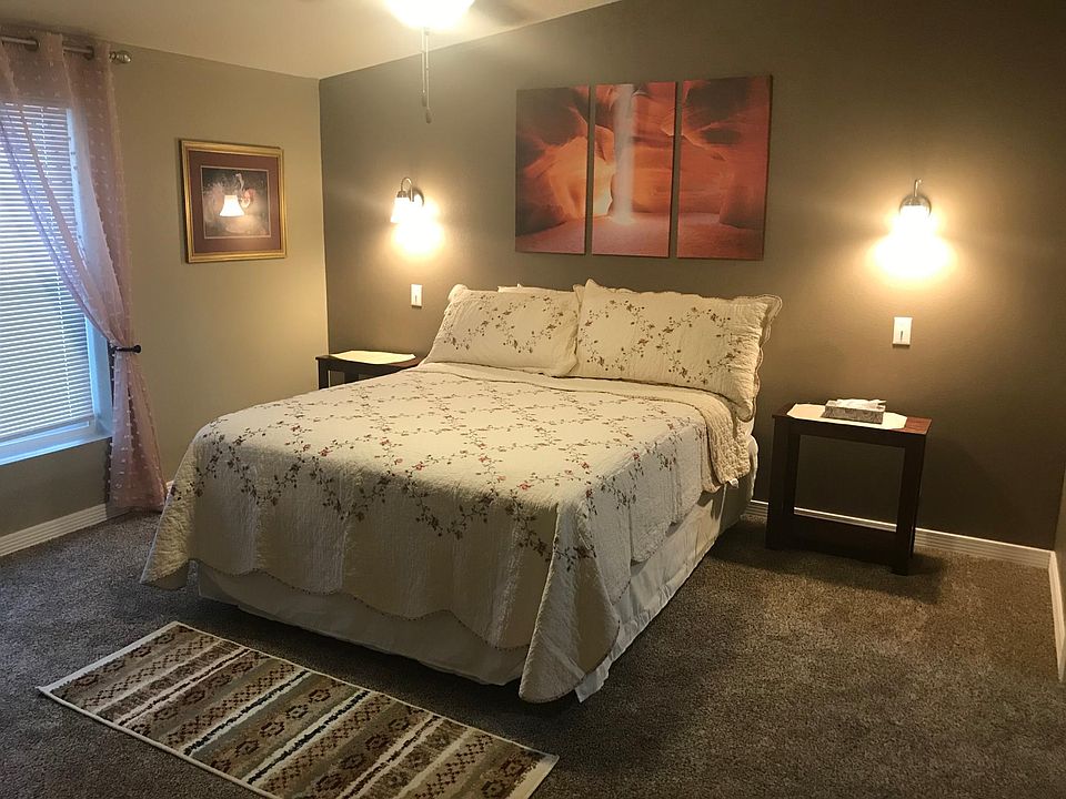Master bedroom queen bed