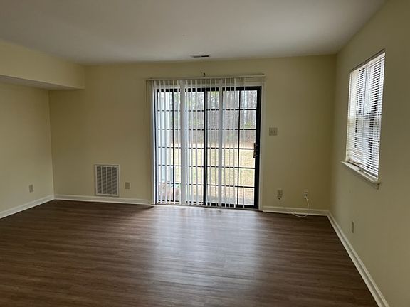 4th image of 215B Bridgefield Pl