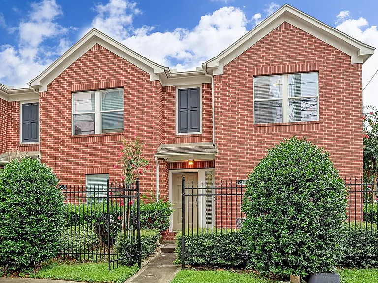 2937 W Dallas St — Photo 1